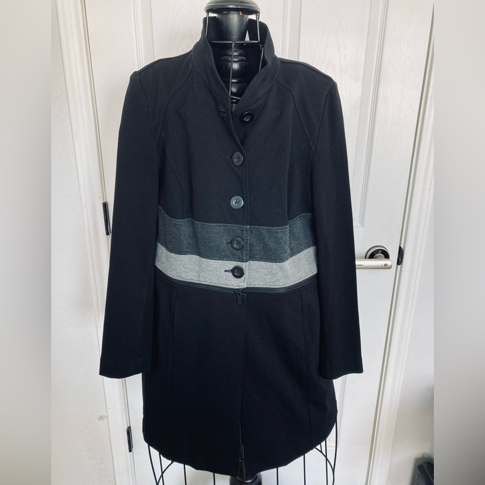 Cabi women’s convertible jacket. Black gray color block medium zip longline